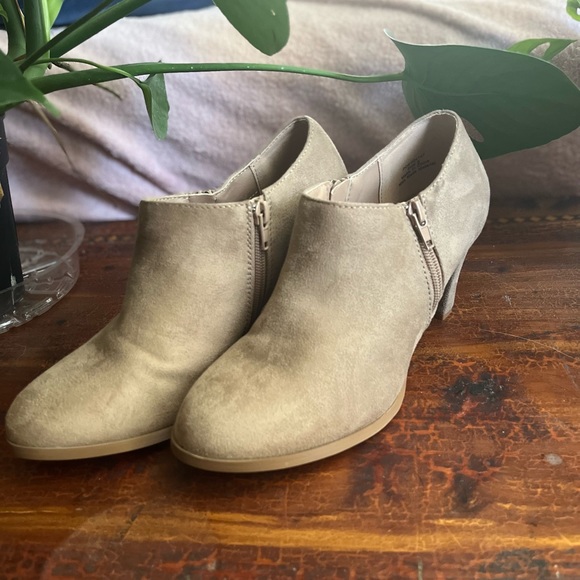 Never worn, these shoes didn’t have tag but the sticker is still intact?😊 - Picture 1 of 8